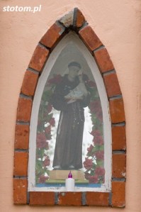 Kisielice | kapliczka św. Antoniego | fragment |  od zachodu | stan na 2016-10-12
