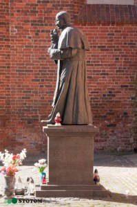Toruń | pomnik Jana Pawła II | widok ogólny | od wschodu | stan na 2014-03-12