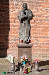 Toruń | pomnik Jana Pawła II | widok ogólny | od południa | stan na 2014-03-12