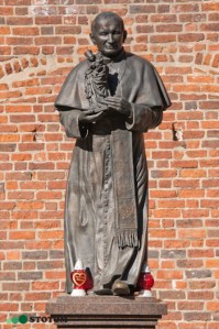 Toruń | pomnik Jana Pawła II | fragment | od południa | stan na 2014-03-12