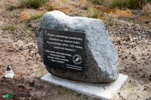 Brzozówka | głaz z tablicą pamiątkową obok kapliczki Chrystusa Frasobliwego | widok ogólny - od północnego-zachodu | stan na 2016-04-03