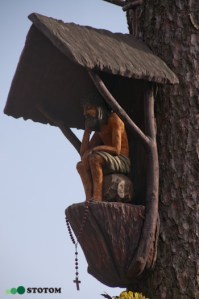 Brzozówka | kapliczka Chrystusa Frasobliwego | widok ogólny - od zachodu | stan na 2016-04-03