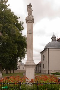 Busko-Zdrój | kolumna z figura Najświętszej Marii Panny | widok ogólny | od wschodu | stan na 2016-07-16