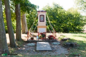 Chojno | kapliczka Matki Boskiej | widok ogólny | od wschodu | stan na 2016-09-15