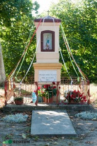 Chojno | kapliczka Matki Boskiej | widok ogólny | od wschodu | stan na 2016-09-15