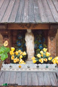 Bukowina Tatrzańska | kapliczka Matki Boskiej | fragment | od południowego-wschodu | stan na 2015-07-17