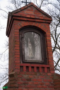 Toruń | kapliczka cmentarna Matki Boskiej w Kaszczorku | fragment | od południowego-zachodu | stan na 2017-01-26