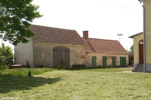 Jarosławiec | fragment dziedzińca latarnianej "twierdzy" z zabudowaniami gospodarczymi | stan na 2012-05-23