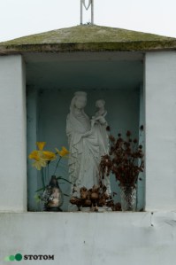 Brzezinko | kapliczka Matki Boskiej z Dzieciątkiem | fragment | od zachodu | stan na 2017-02-17